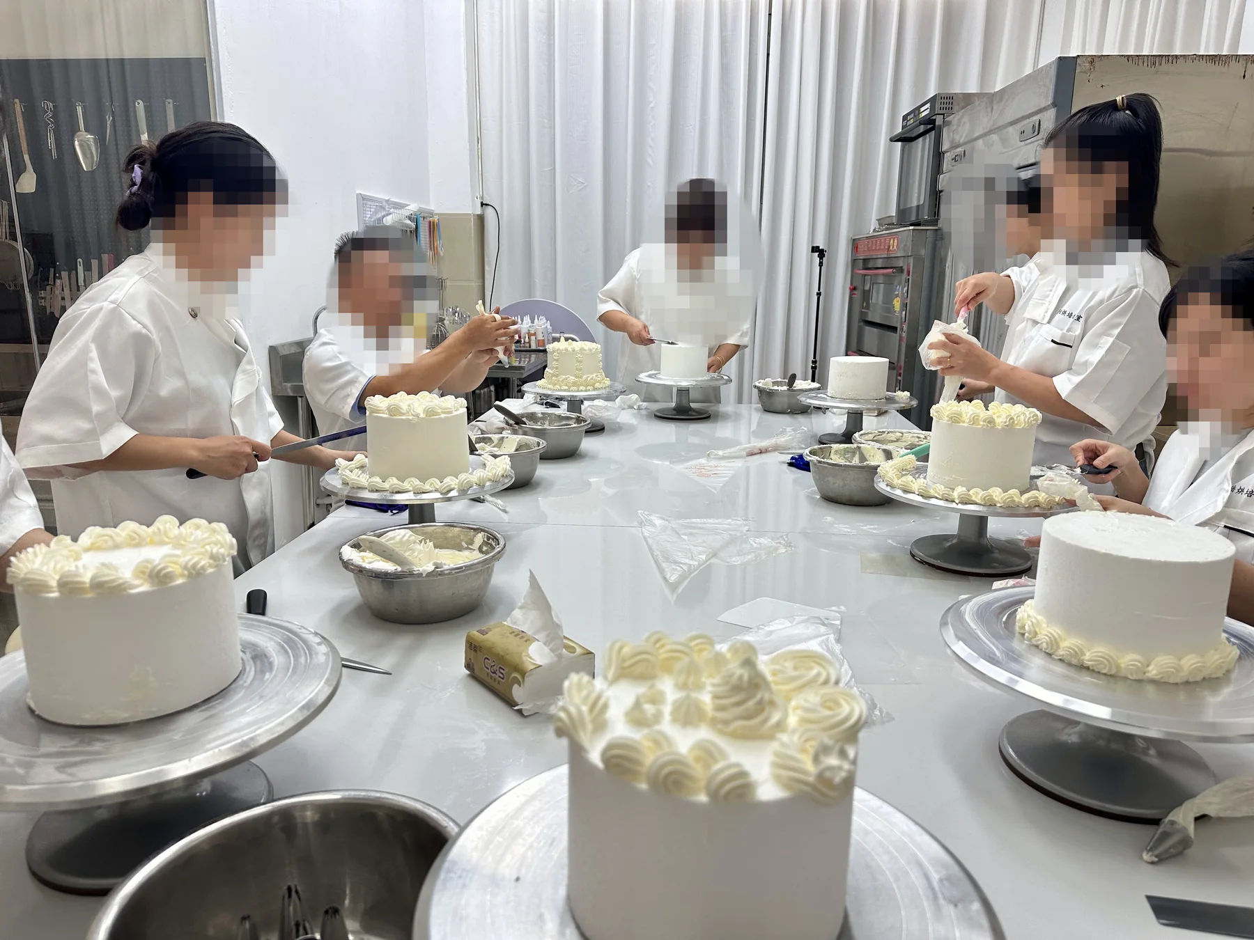 陆陆烘焙培训教室学员在真实课堂中分别练习蛋糕制作